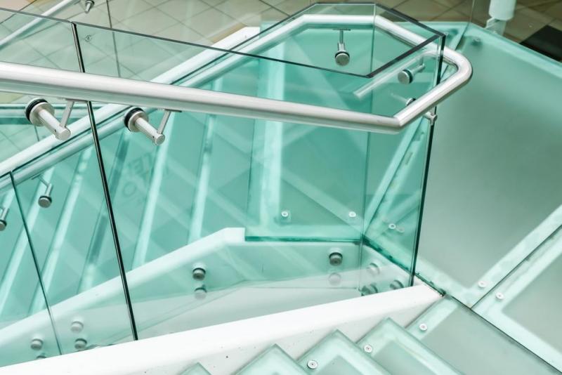 Escalier en acier et verre, allier l&eacute;g&egrave;ret&eacute; et robustesse