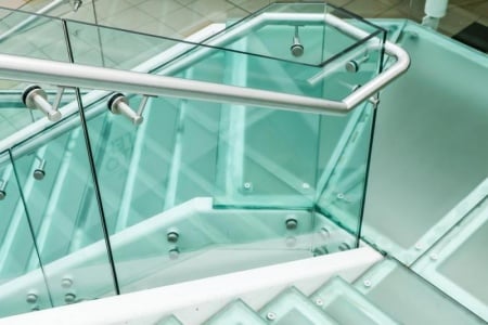 Escalier en acier et verre, allier l&eacute;g&egrave;ret&eacute; et robustesse