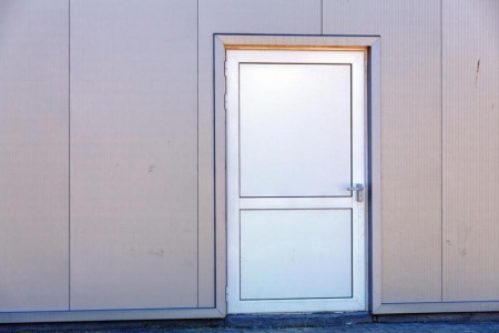 Portes battantes en m&eacute;tal, un choix robuste et &eacute;l&eacute;gant pour votre int&eacute;rieur